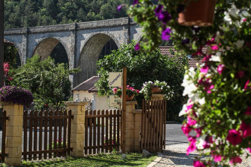 Aux Quatre Saisons Axat Bed and Breakfast Εξωτερικό φωτογραφία
